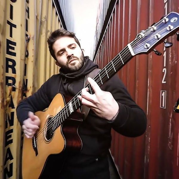 Luca Stricagnoli, una fiera del fingerstyle, tocando la guitarra
