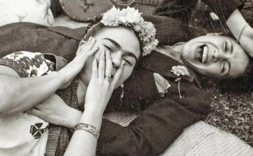 Chavela varga, una de las artistas mexicanas más destacadas, y Frida Khalo en fotografía blanco y negro