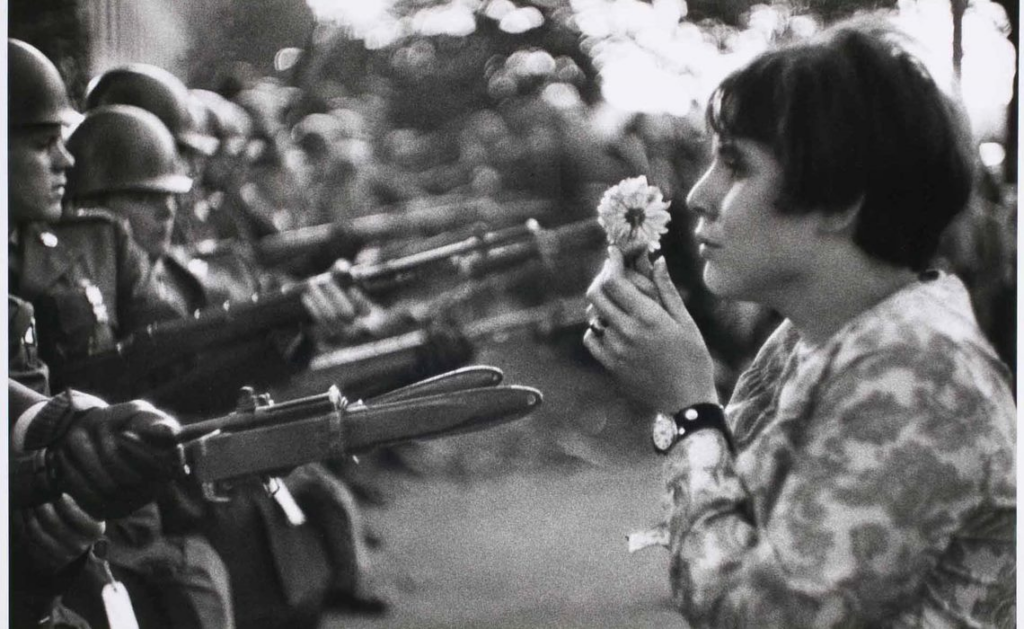 Foto de la joven hippie Jan Rose Kasmir, hecha por Marc Riboud, en una protesta contra la guerra de Vietnam.