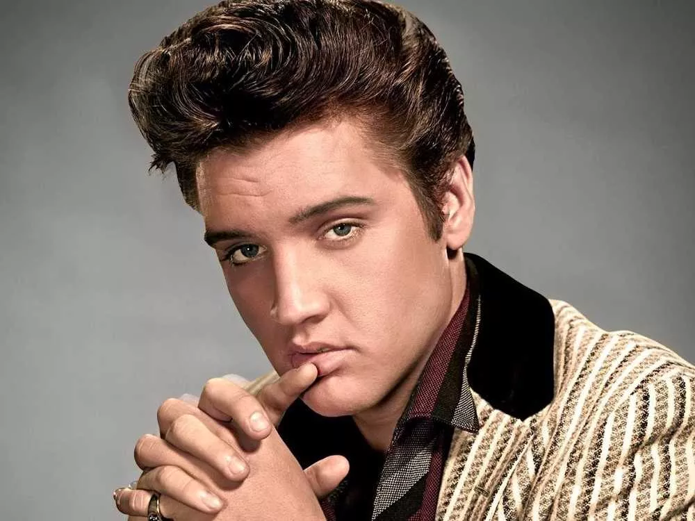 Elvis Presley mira a la cámara en imagen en colores
