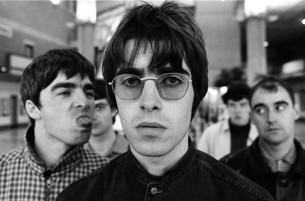 La banda Oasis en foto blanco y negro, tienen una de las canciones para dedicar a un hermano de esta lista
