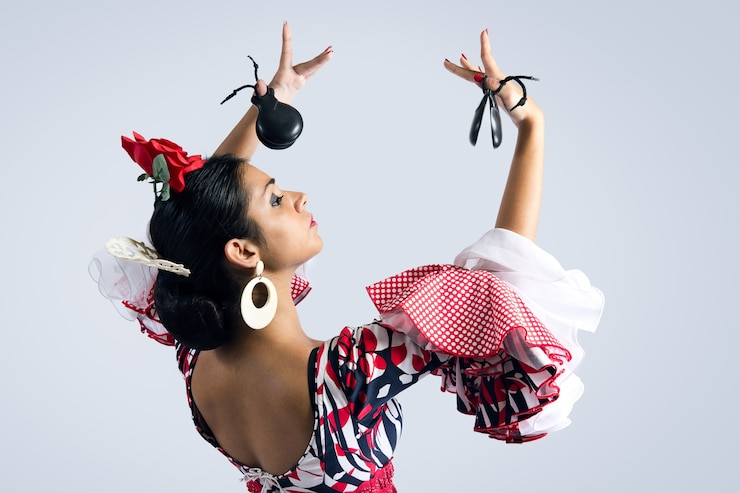 Mujer baila el flamenco con castañolas