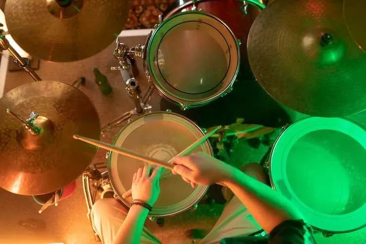 fósil Hacer la vida horario Cómo tocar la batería? 7 tips para empezar | Blog do Cifra Club