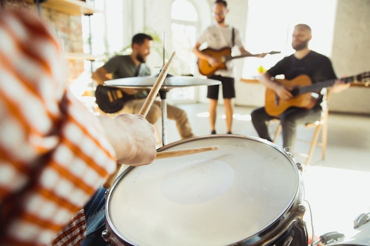 Grupo de músicos con diferentes instrumentos musicales