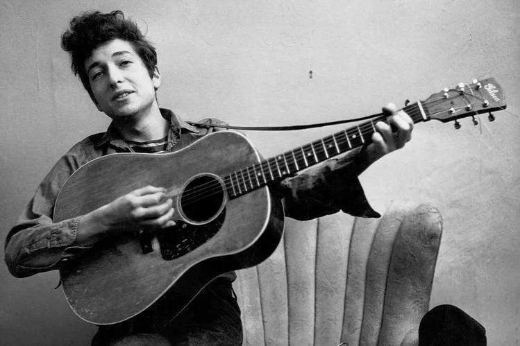 Bob Dylan toca la guitarra