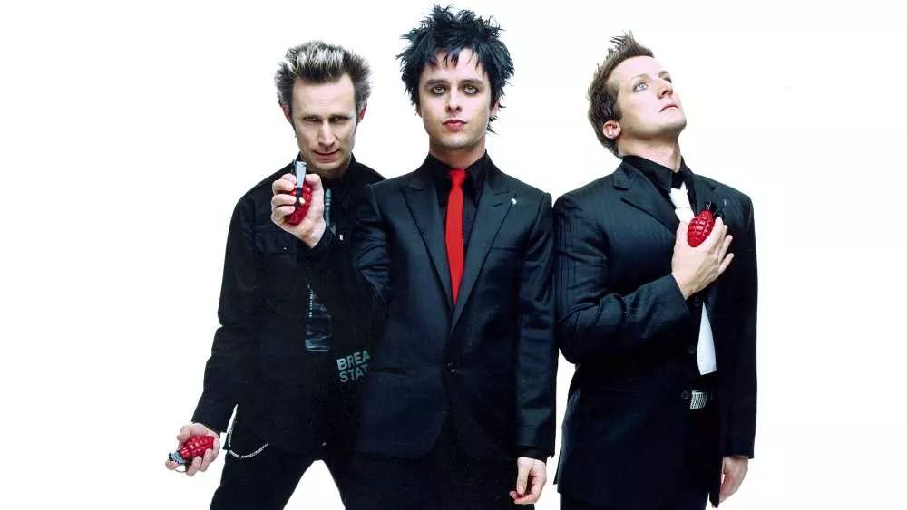 Los integrantes de la banda Green Day con granadas en las manos