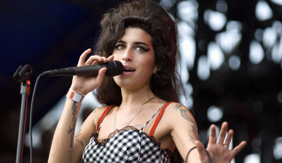 Amy Winehouse cantando en un show
