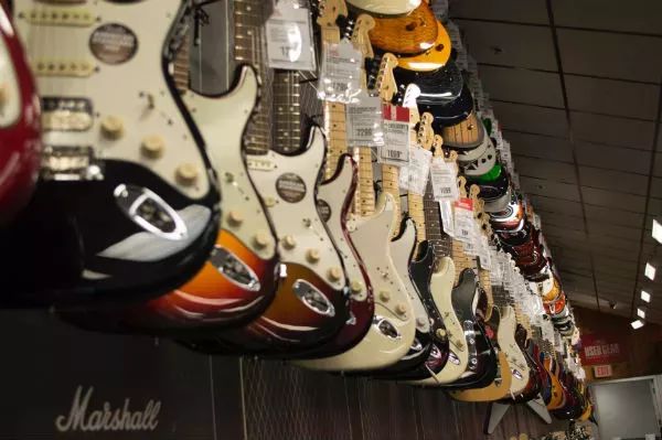 Tienda de instrumentos, con guitarras eléctricas colgadas en la pared