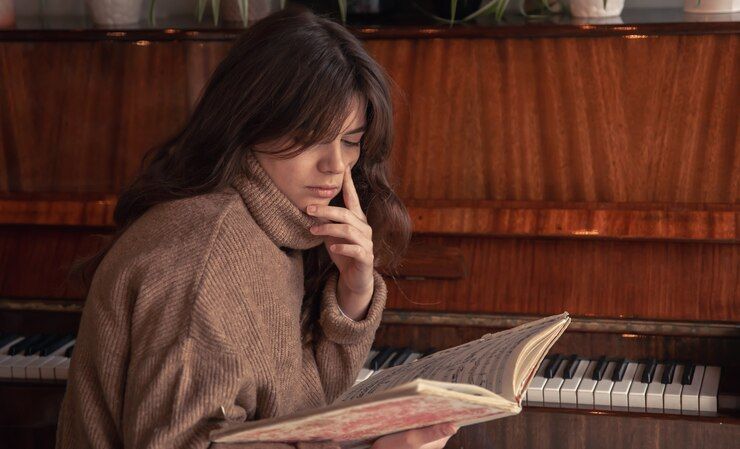 Mujer lee partitura musical para aprender un nuevo instrumento