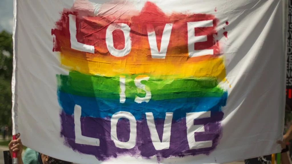 Las canciones LGBT representan el amor: en la foto una bandera escrito LOVE IS LOVE