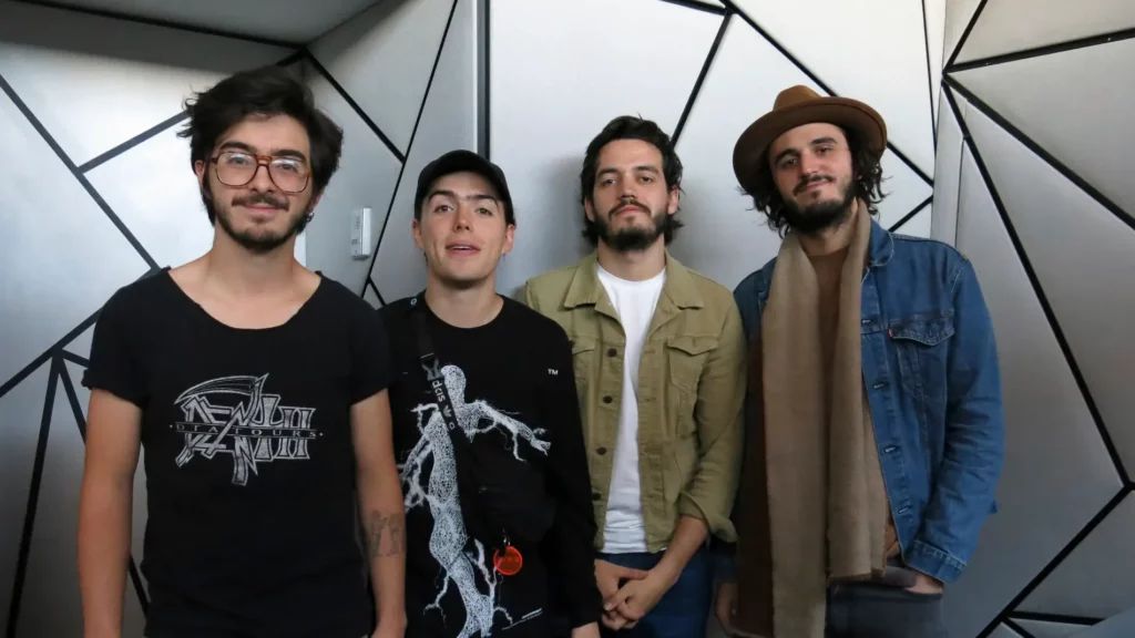 La banda Morat mira a la cámara