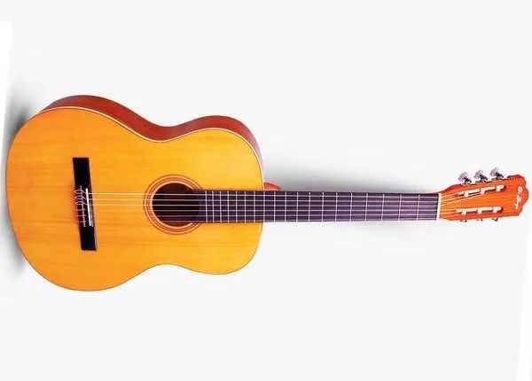 Di Giorgio Estudante 18E-3B es otra opción de guitarra para principiantes 