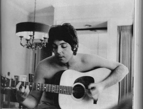 Paul McCartney toca canciones tristes en la guitarra 