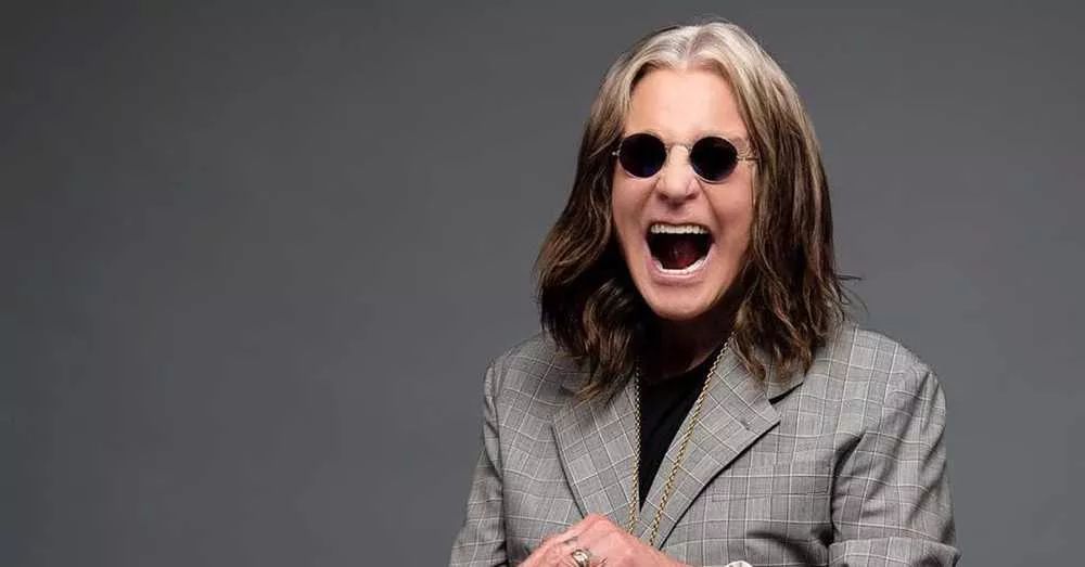 Ozzy Osbourne ríe para la foto y lleva sus gafas clásicas