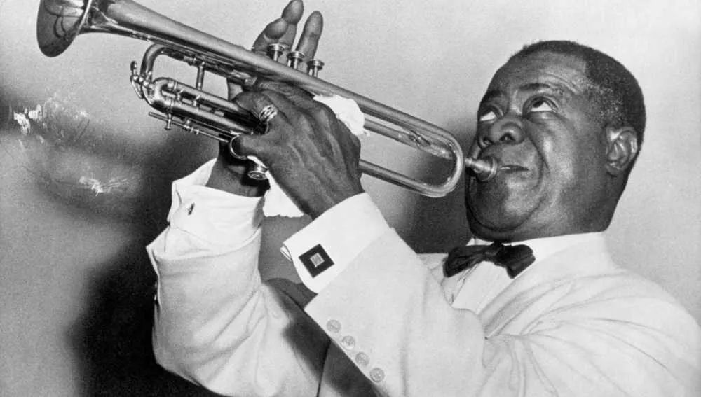 Louis Armstrong toca la trompeta