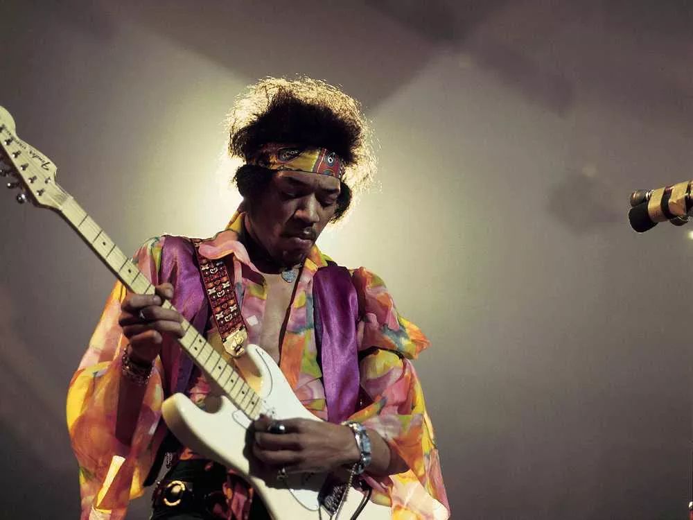 Jimi Hendrix toca la guitarra Stratocaster