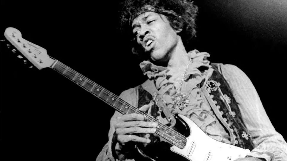 Jimi Hendrix toca la guitarra eléctrica en show