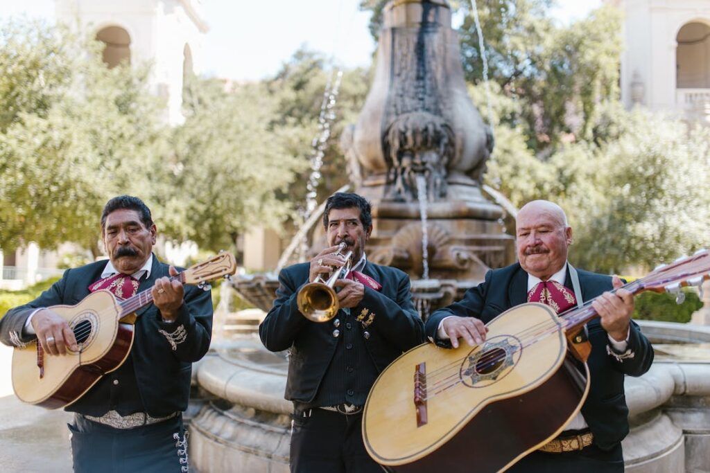 Músicos mariachis tocan en una plaza pública