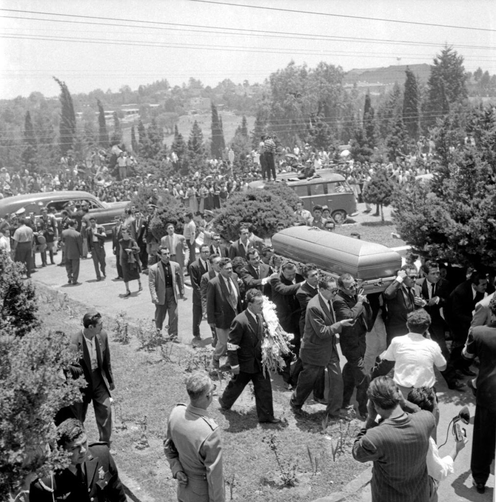 Foto en blanco y negro del funeral de pedro infante