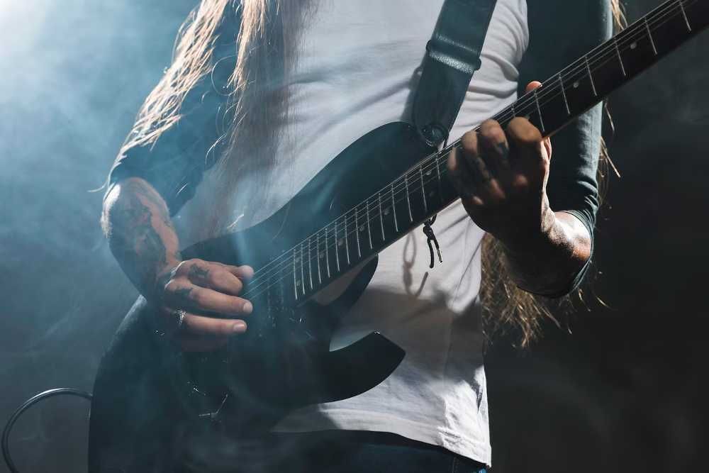 Guitarrista tocando un solo
