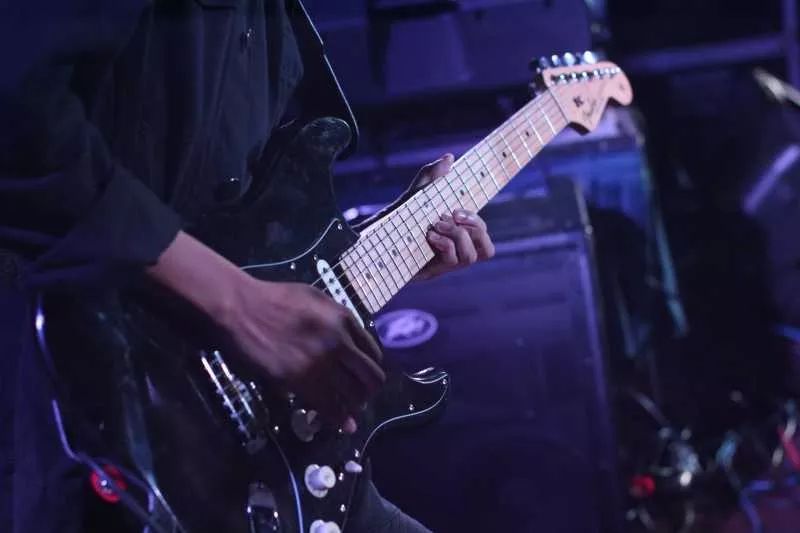 Un hombre toca la guitarra eléctrica