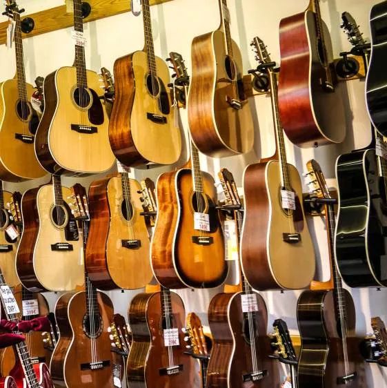 Guitarras en una tienda de instrumentos musicales