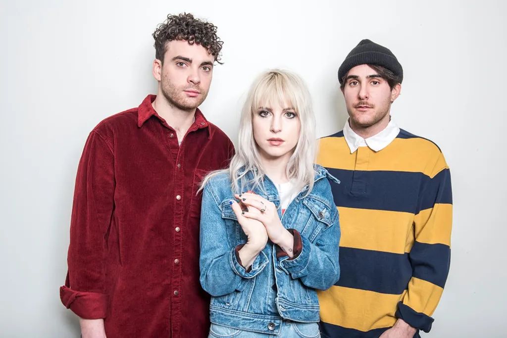 La banda de rock alternativo Paramore mira a la cámara en foto de divulgación