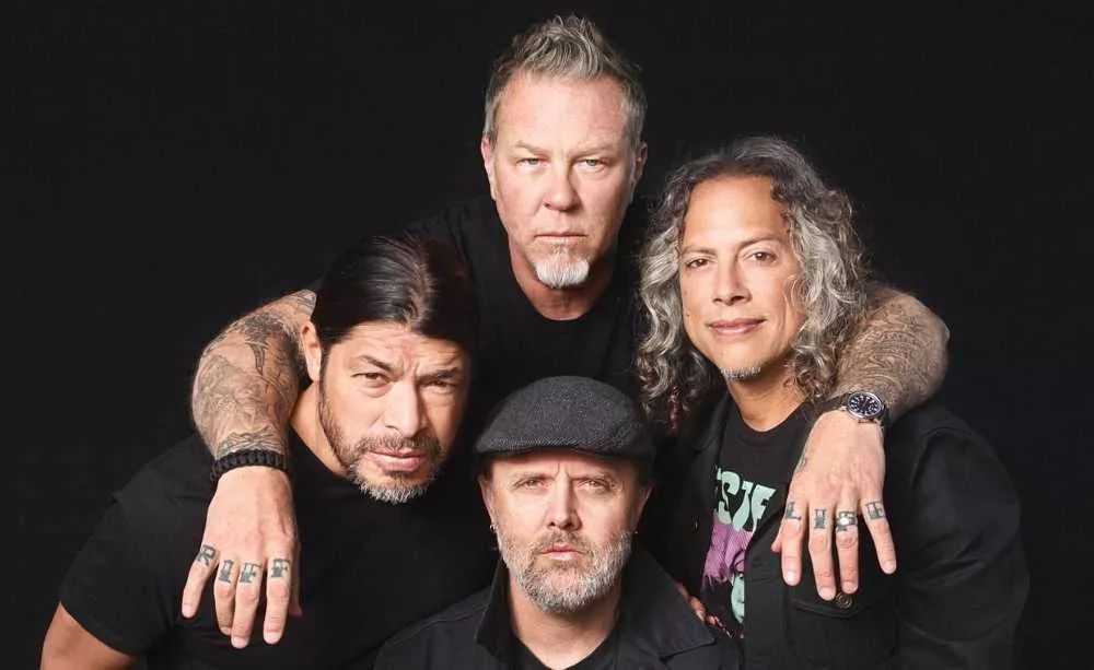 Los integrantes de Metallica miran a la cámara en foto de divulgación