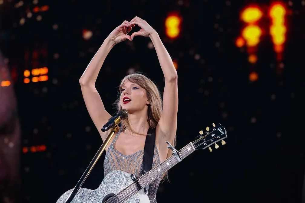Taylor Swift en show con una guitarra