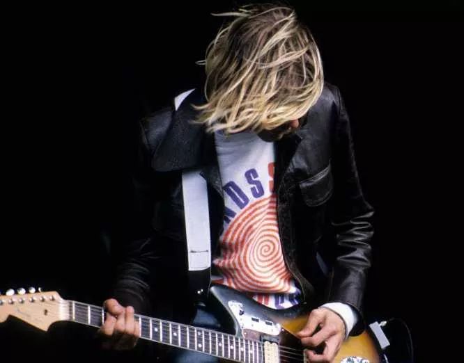 Kurt Cobain toca la guitarra eléctrica en un show