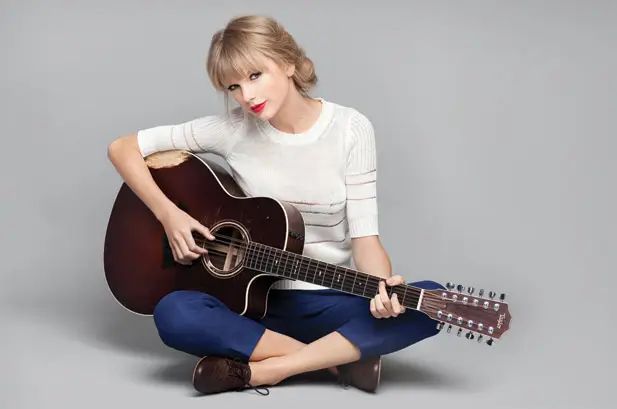 Taylor Swift toca la guitarra