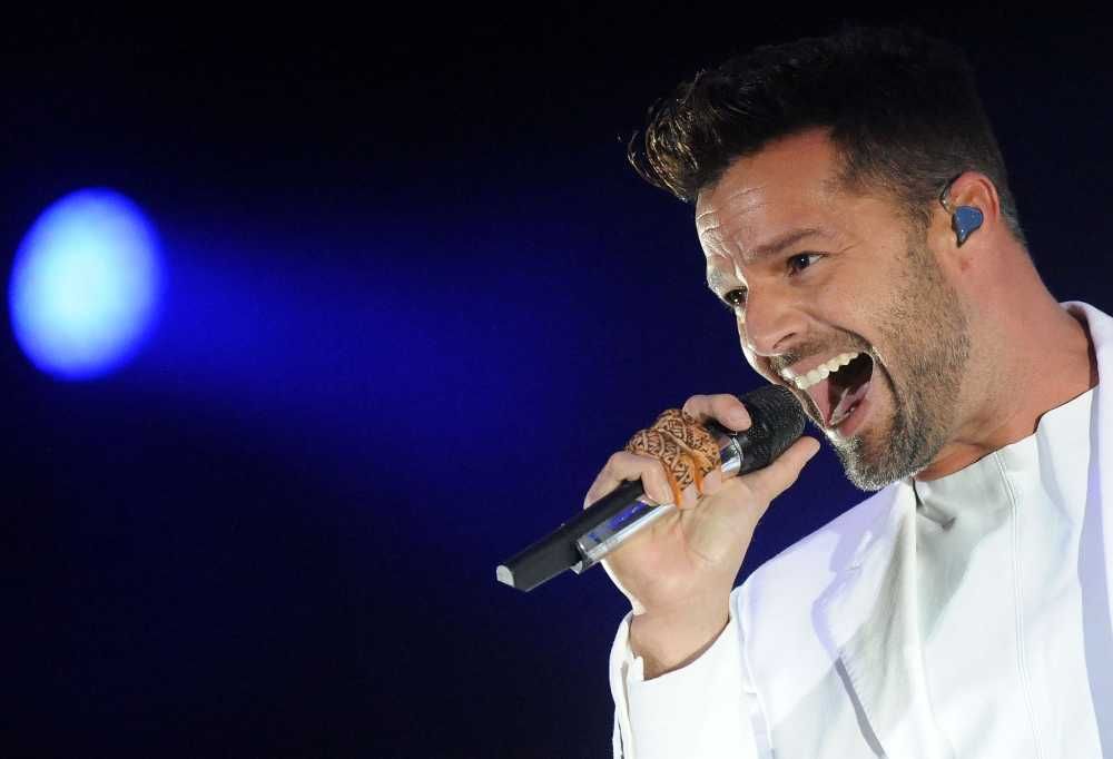 Ricky Martin cantando en un concierto