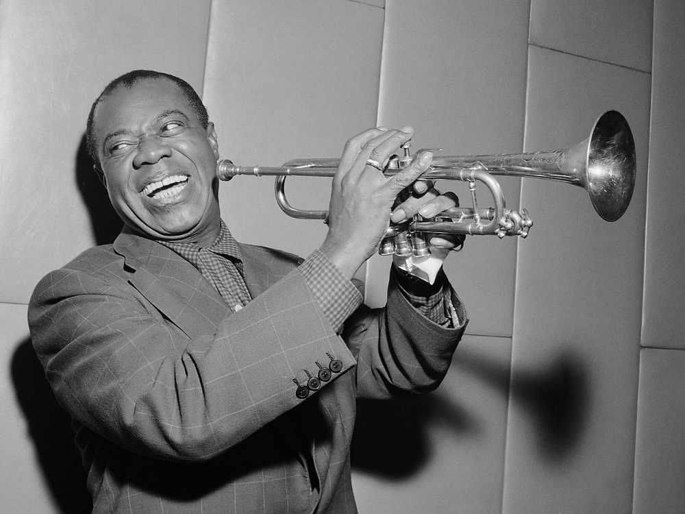 Louis Armstrong tocando la trompeta