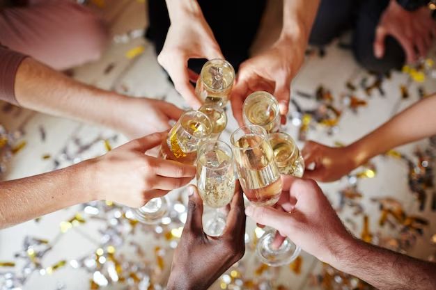 Personas celebrando el Año Nuevo brindando con sus copas de champán