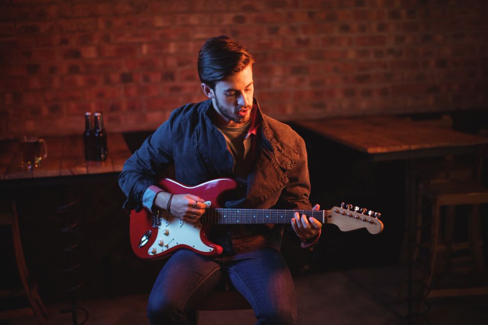 Guitarrista intermedio tocando guitarra
