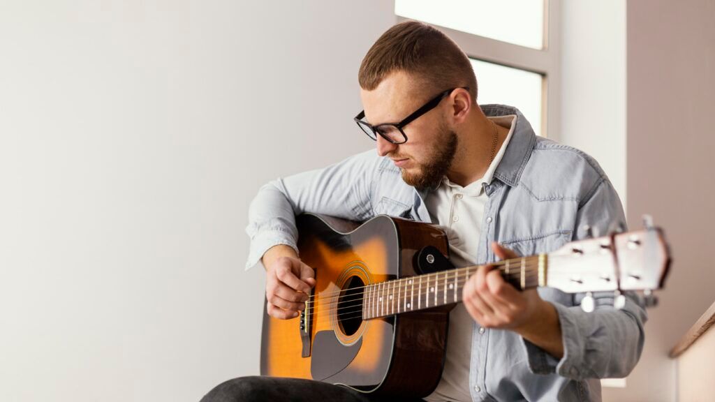 Hombre toca la guitarra
