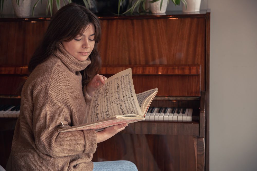 Mujer leyendo una partitura
