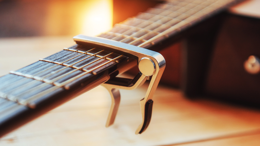 Un capo, accesorio de guitarra