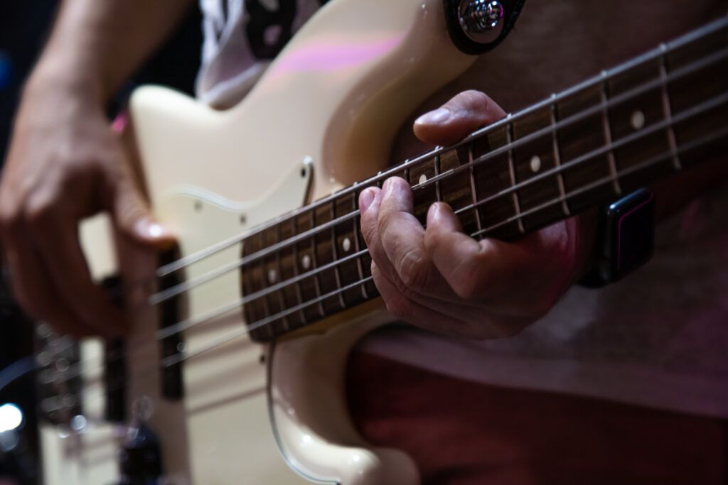Persona tocando bajo