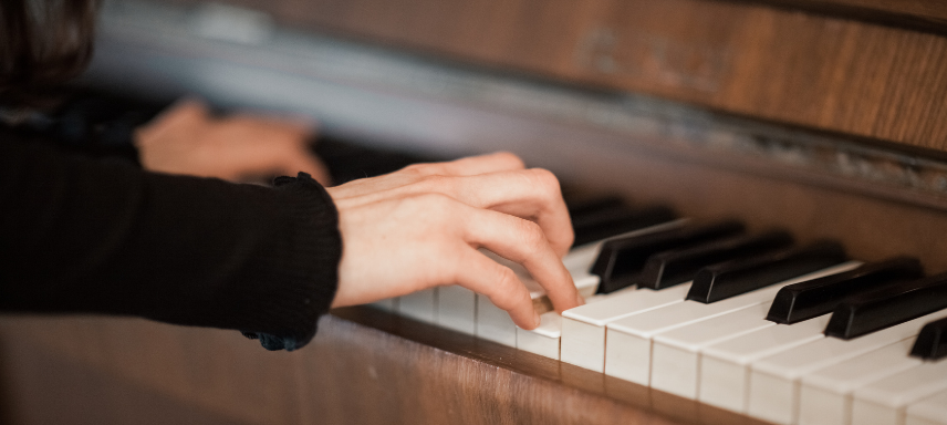 Manos tocando el piano