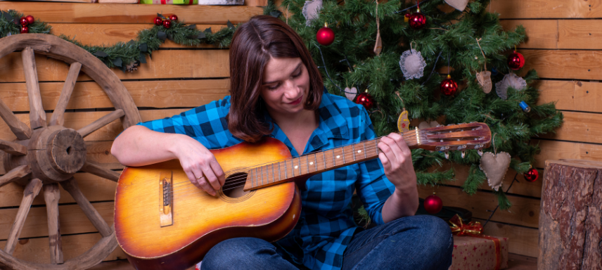 Mujer tocanco villancicos en guitarra