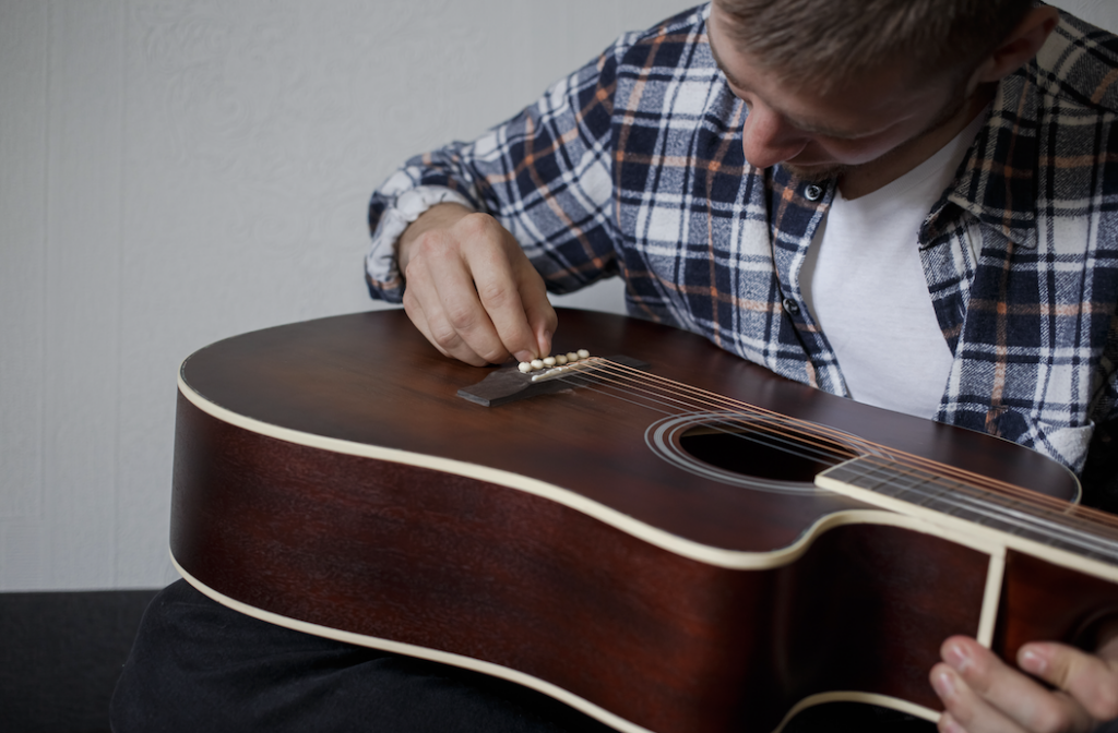Hombre cuida de la guitarra