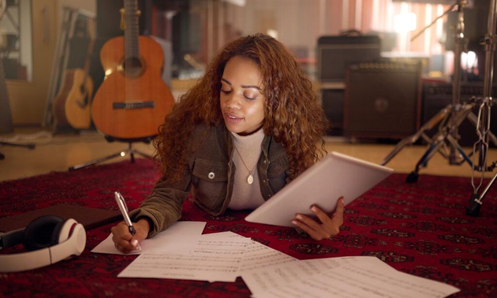 Mujer componiendo canciones