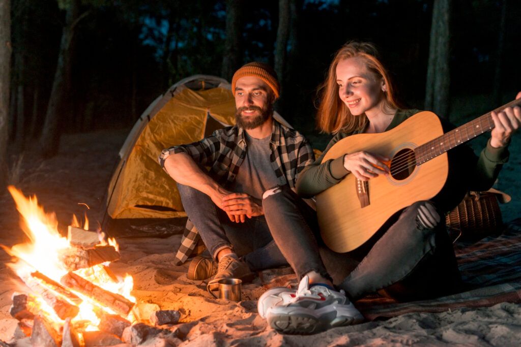 Pareja toca canciones para fogatas