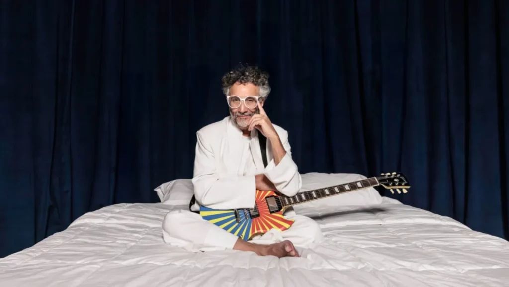 Fito Páez toca guitarra
