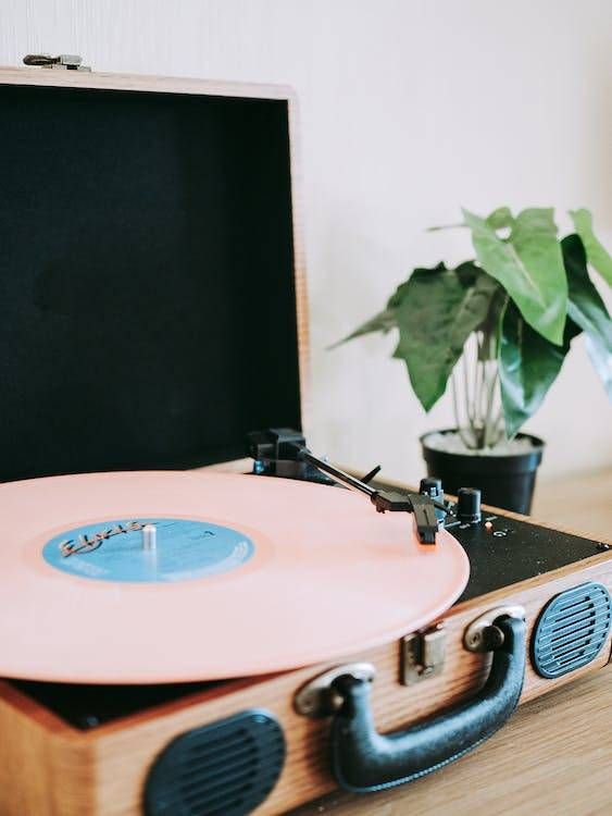 Disco de vinil do Elvis tocando em uma vitrola de maleta