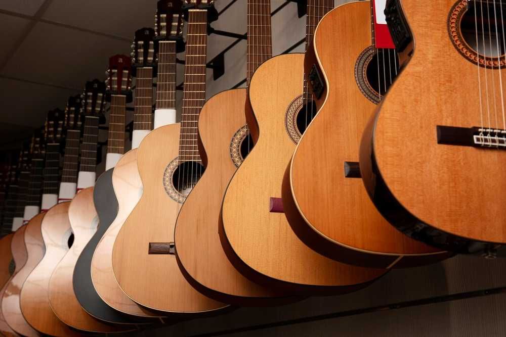 Estoque de violões em uma loja de instrumentos musicais