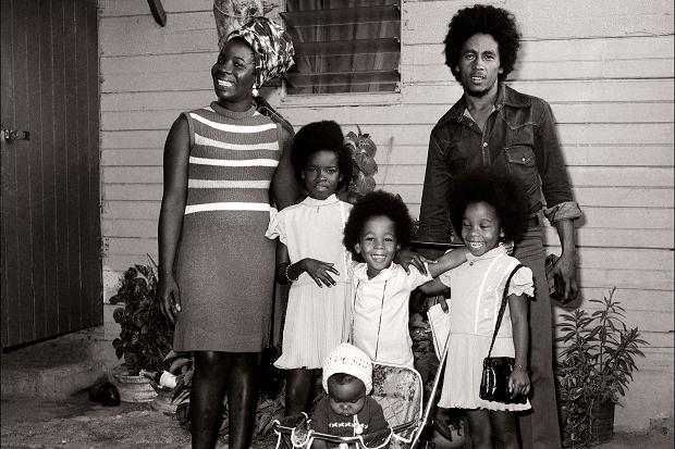 Bob Marley, sua esposa Rita e seus primeiros filhos