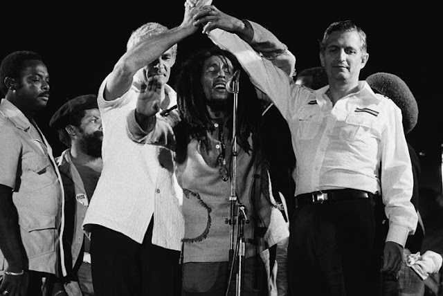 Bob Marley juntando as mãos dos políticos Michael Manley e Edward Seaga em show