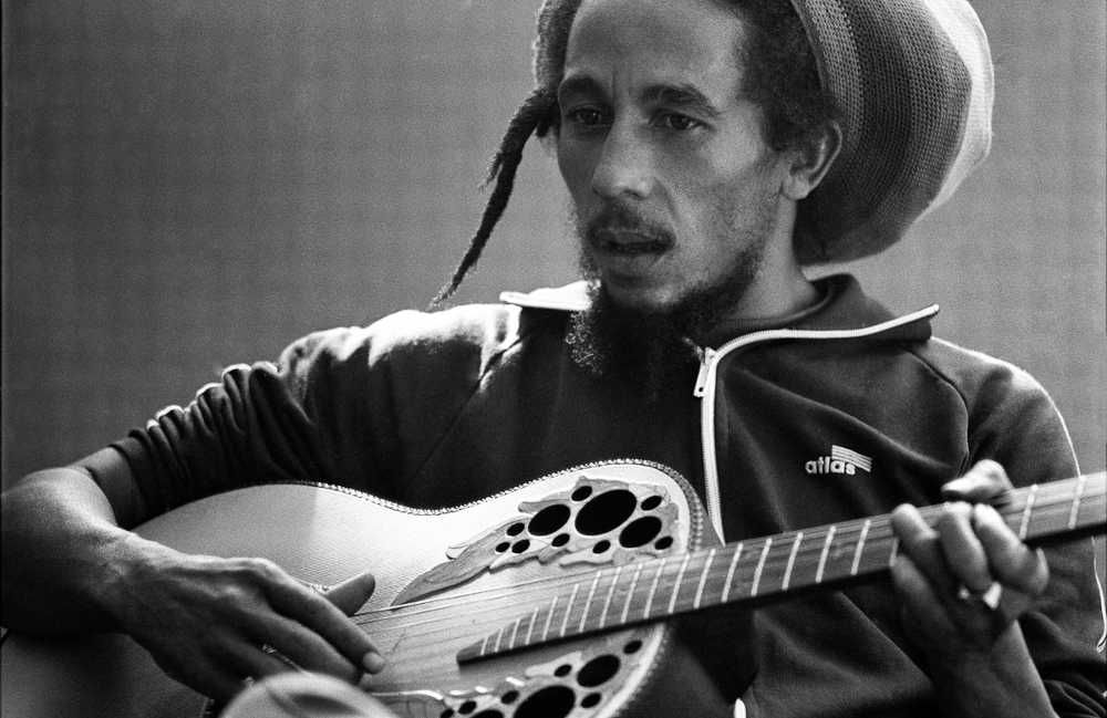 Bob Marley tocando violão